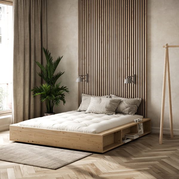 Das Ziggy Bettgestell mit Lattenrost und Aufbewahrung von Karup Designs im Schlafzimmer mit viel Holz