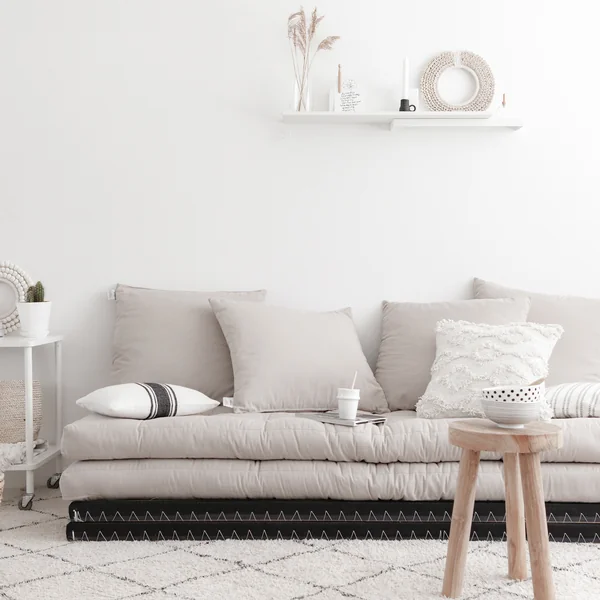 Das Chico Schlafsofa von Karup im hell eingerichteten Wohnzimmer