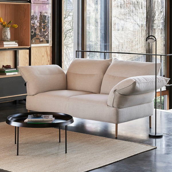 Das Pandarine Sofa, 2-Sitzer, verstellbare Armlehnen, Walnuss geölt, Mode 9 von Hay im hellen Wohnzimmer