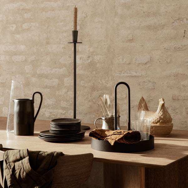 Das Grib Tablett von Ferm Living auf dem gedeckten Esstisch als Ablage für Gläser und Tücher