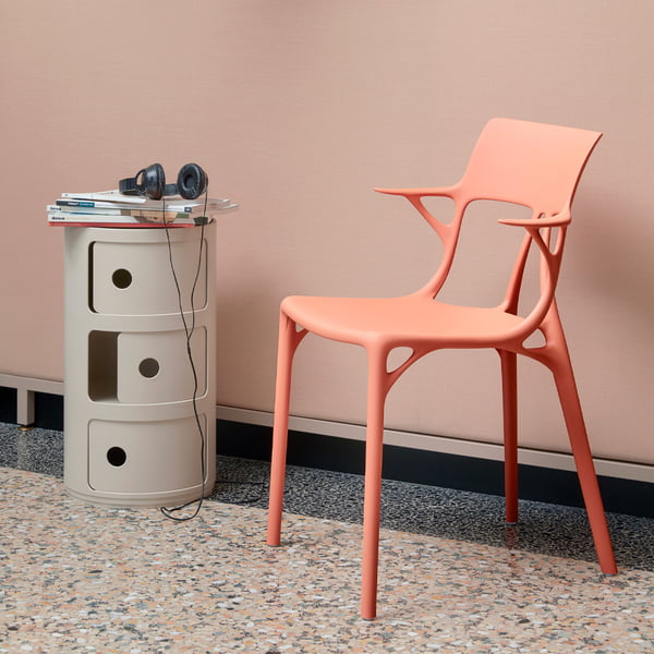 Der Componibili Bio 5970 von Kartell neben einem lachsfarbenen Stuhl