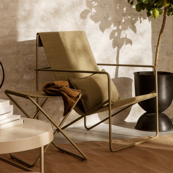 Der Desert Lounge Chair, Hocker und das Kissen von ferm Living passen sich jedem Ambiente an