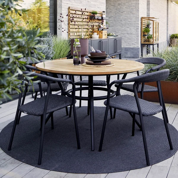 Der Noble Armlehnstuhl Outdoor von Cane-line ist ein Ausdruck höchster Handwerkskunst