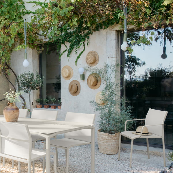 Sommerlich-italienische Gartenmöbel und Accessoires von Fermob