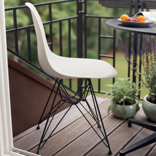 Der Eames Plastic Chair weiße Schale