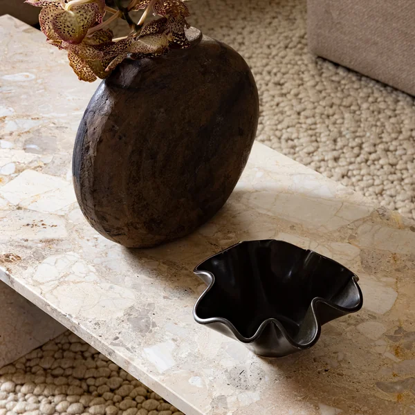 Skandinavische Dekoschale auf Porzellan