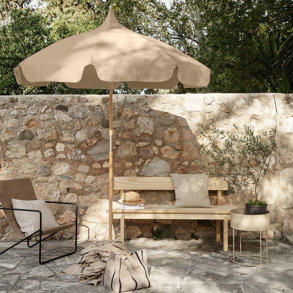 Lull Sonnenschirm von Ferm Living in der Ausführung cashmere