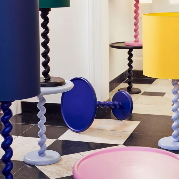 Twister Beistelltisch, tiefes blau von POLSPOTTEN