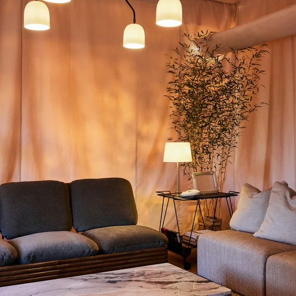 Gubi-9205-Tischleuchte-Canvas-Messing-A4