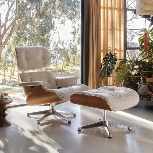 Vitra - Lounge Chair & Ottoman, poliert, Kirschbaum, Nubia, crème / sand (neue Maße)