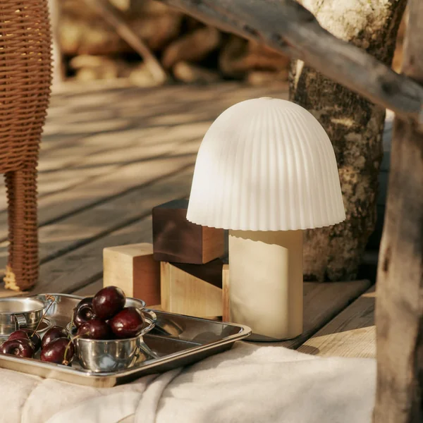 Ferm Living - Frill LED Tischleuchte mit Akku, weiß / kaschmir